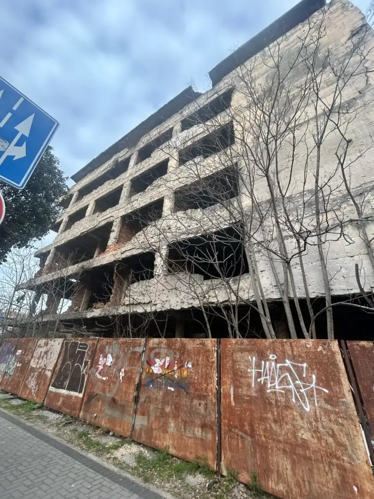 Mermi İzleri Taşıyan Bina